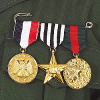 Épingle de sûreté avec 3 médailles militaires