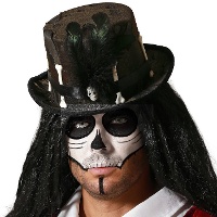 Chapeau de sorcier avec des os et des plumes