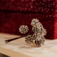 Branche décorative avec pommes de pin champagne de 10 cm