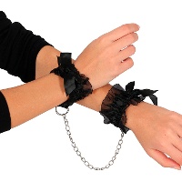 Bracelet menottes en dentelle noire