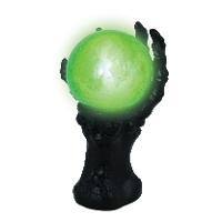 Main tenant une boule de cristal avec LED