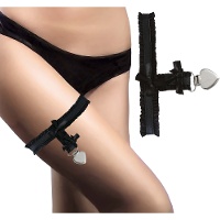 Jarretière noire avec pince en forme de coeur